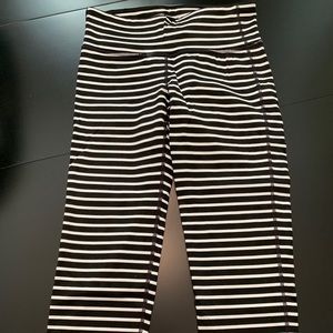Athleta stripped cropped leggings size small.